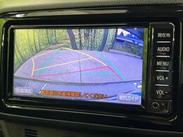 【バックカメラ】駐車時に後方がリアルタイム映像で確認できます。大型商業施設や立体駐車場での駐車時や、夜間のバック時に大活躍！運転スキルに関わらず、今や必須となった装備のひとつです！