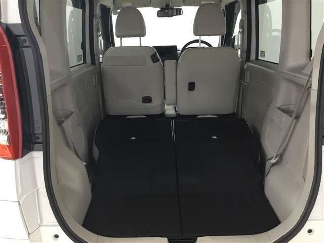 シートアレンジが多彩で、荷物の大小に応じてスペースを変えられる便利なお車です！