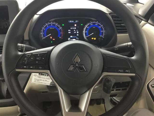 ステアリングスイッチ付き。前方から目を離すことなく操作することが可能です。