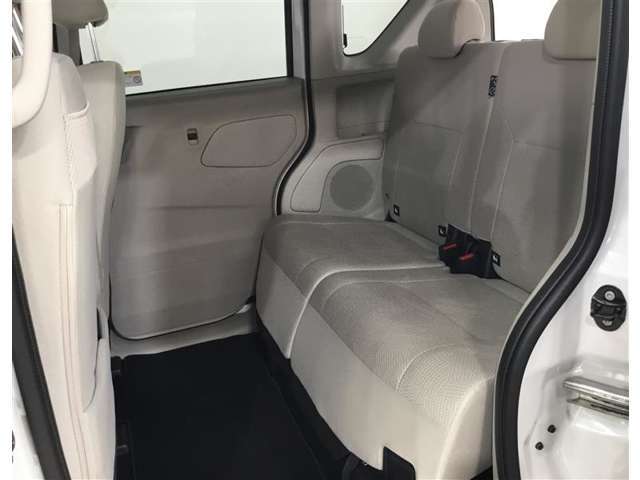 リヤシートは意外と広いスペースとなっています