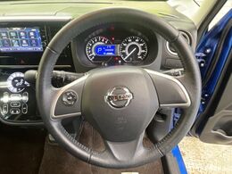 【インテリジェントエマージェンシーブレーキ】走行中に前方の車両と歩行者を認識。衝突の危険が高いと判断した場合に警報や緊急ブレーキで衝突回避や衝突時の被害軽減を支援します。