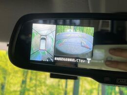 【アラウンドビューモニター】前後左右のカメラの映像をモニターに表示。真上から見ているような視点で周囲を確認できます。