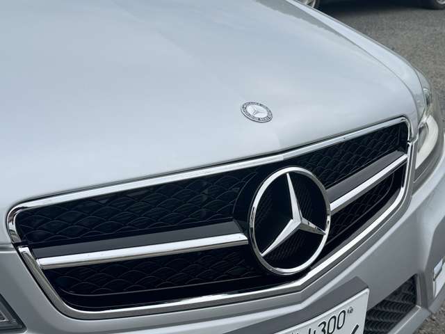 W204後期C63スタイルのグリルがキマッております！ボディにコーティングを施工しているため艶々です♪