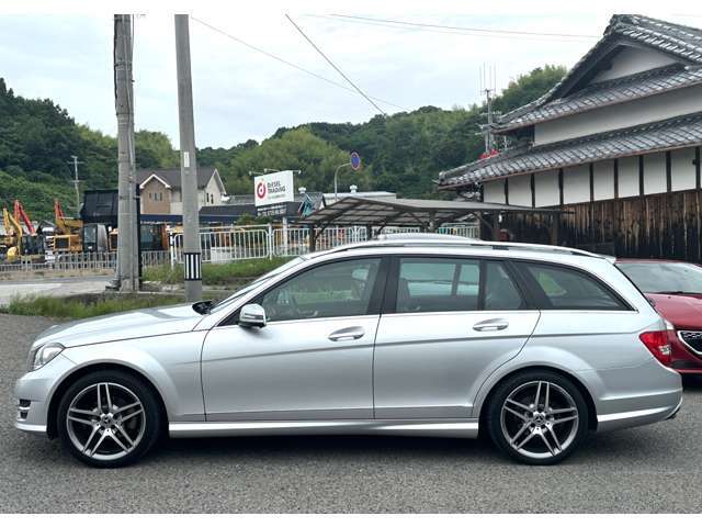 18インチのAMGホイールで足元が引き締まっております。全長×全幅×全高＝4630×1770×1460mm/ホイールベース＝2760mm/で、取り回しが良いので普段使いにも遠方へのお出かけもラクにこなしてくれます。