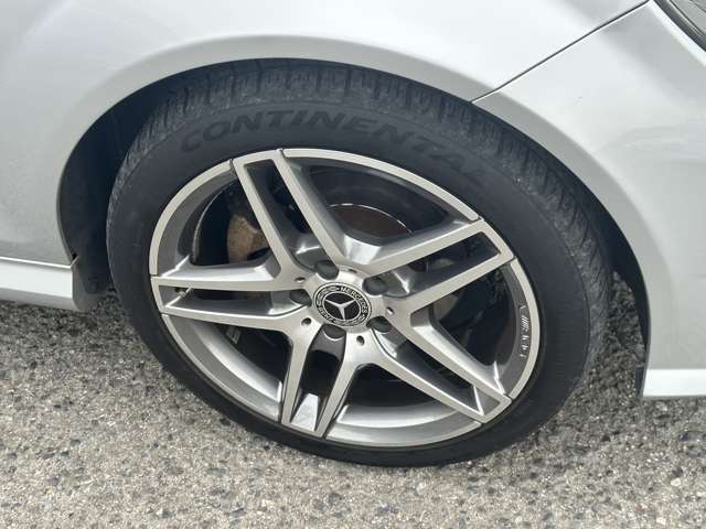 AMG18インチのアルミホイールにたっぷりと山が残っているタイヤは嬉しい装備です♪