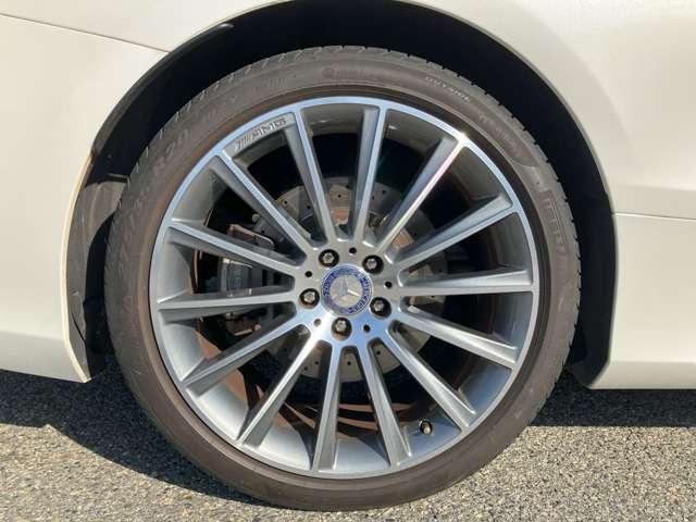 タイヤサイズ：275/35　R20、トレッド前後1625/1640mm