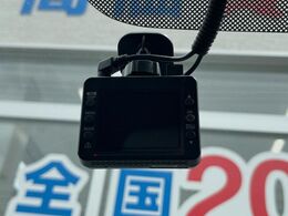 【ドライブレコーダー】安心・安全なカーライフに必須のドライブレコーダーを装備！走行中はもちろん、あおり運転や事故に遭遇した際の状況も映像で記録し、万一のリスクに備えます。