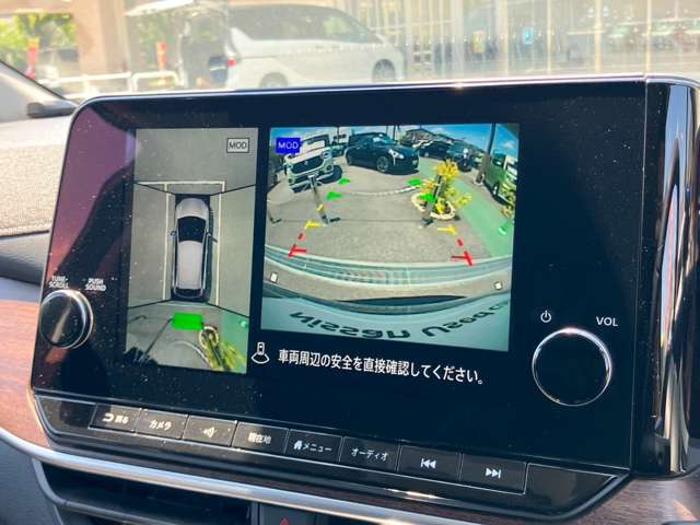 アラウンドビューモニター。上空から見下ろしているかのような映像を映し出して周囲を確認し、スムースな駐車をアシストします。