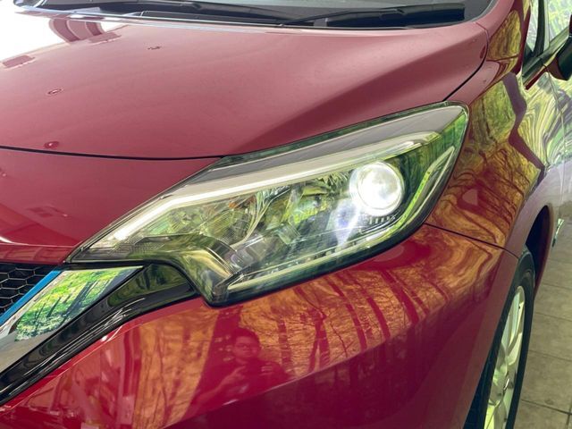 【LEDヘッドライト】悪天候や夜間走行時も良好な視界を確保し安心して運転できる高輝度LEDヘッドライトを装備！点灯速度が早く、消費電力も抑えられています。