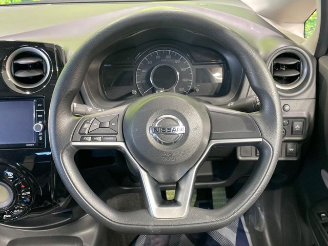 インテリアに合わせたデザインのステアリングは、運転される方のことも考え、運転しやすい形状、大きさです。是非一度、実際に触ってお確かめください。