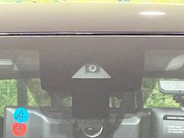 【インテリジェントエマージェンシーブレーキ】フロントカメラで前方の車両や歩行者を検知。衝突しそうな時は衝突被害軽減ブレーキが作動、衝突回避をサポート。より安全にドライブをお楽しみいただけます。