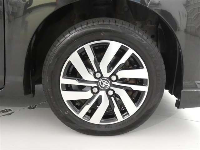 純正14インチのアルミホイールは、やっぱり車にピッタリマッチするデザインですね。