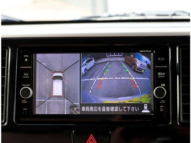 空の上から見下ろすような視点でスムース駐車。狭い場所での駐車でも、周囲が映像で確認できます！