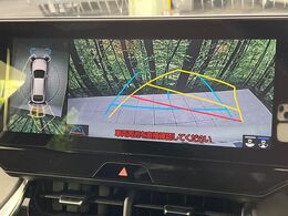 【パノラミックビューモニター】専用のカメラにより、上から見下ろしたような視点で360度クルマの周囲を確認することができます☆死角部分も確認しやすく、狭い場所での切り返しや駐車もスムーズに行えます。