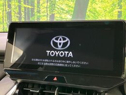 【JBLサウンドシステム付き純正ディスプレイオーディオ】スマートフォンと連携が可能な大画面ディスプレイオーディオです。スマートフォンのナビ機能を使用したり、Bluetooth接続で音楽もお楽しみいただ