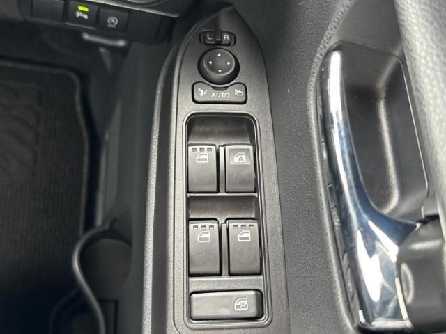 WECARSの展示場では実際に見て、触ってお車をお選びいただけます！知識の豊富な営業スタッフが様々なカーライフをご提案いたします！