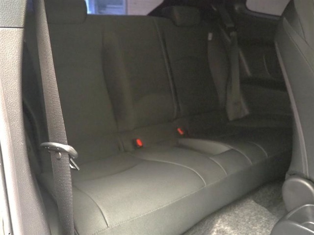 後席は2人掛けシートになります。前方へ可倒式になっておりますので、ラゲージスペースが広まります