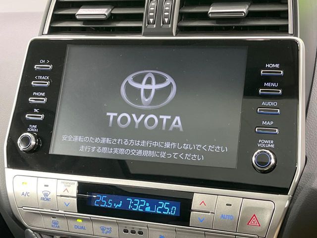 【メーカー純正ナビ】インテリアに溶け込むスタイリッシュな「専用設計」メーカーナビを装備♪視認性や操作性など基本性能にも優れ、より上質なカーライフをお楽しみいただけます。