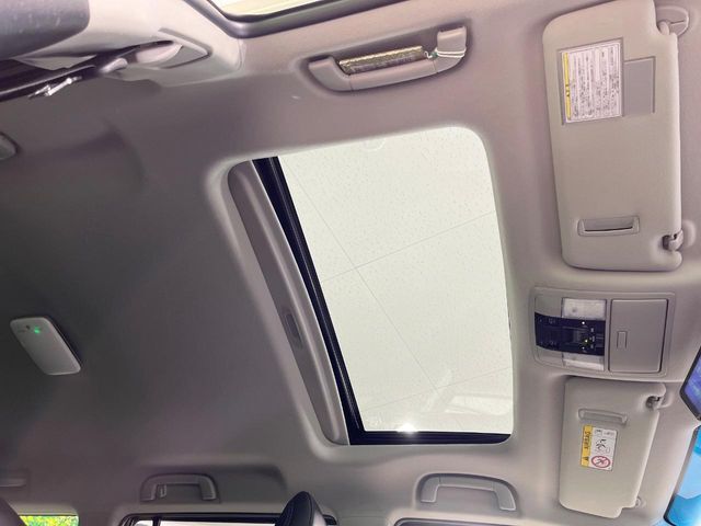 【サンルーフ】開放感たっぷりの希少装備、サンルーフが装着されています！車内に明かりを取り入れたり景色を楽しむ以外にも、車内の空気も簡単に換気できて快適です！
