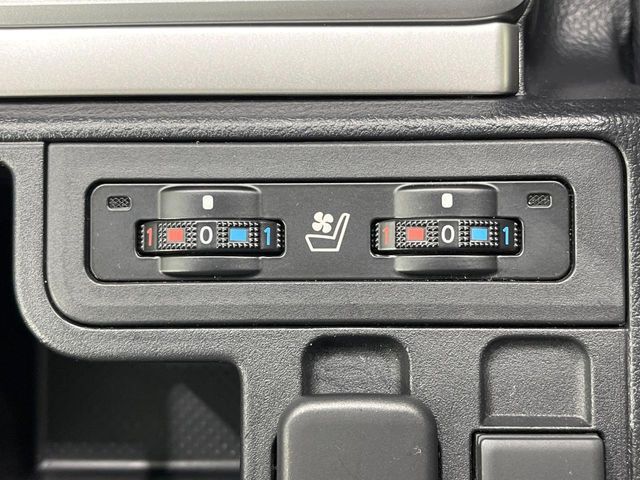 【シートヒーター】寒い日に重宝するシートヒーター！エアコンより早く温まってくれるので寒がりの人も安心ですね♪エアコンの温風は乾燥するから苦手、という方にもをおすすめです。
