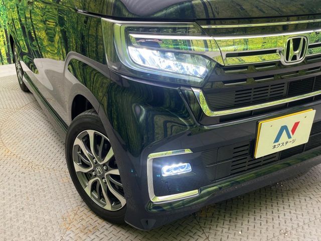 【LEDヘッドライト】悪天候や夜間走行時も良好な視界を確保し安心して運転できる高輝度LEDヘッドライトを装備！点灯速度が早く、消費電力も抑えられています。
