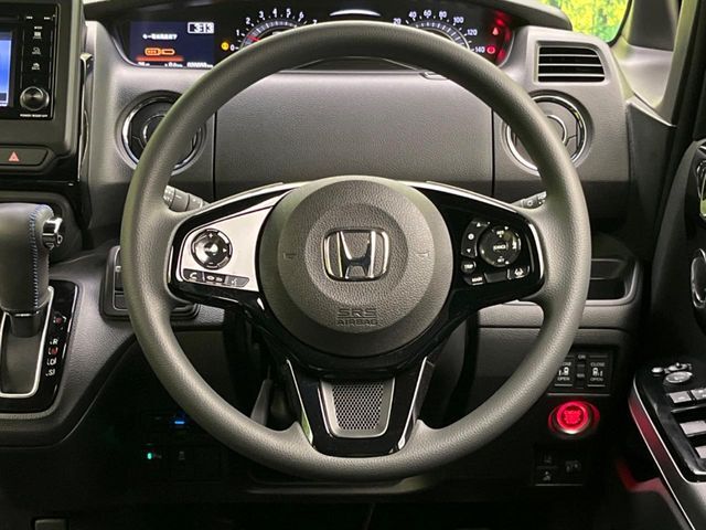 【ステアリングスイッチ】運転中、前方から目線をそらすことなく、オーディオ等の操作が可能な便利機能！安心＆快適なドライブを演出してくれます♪