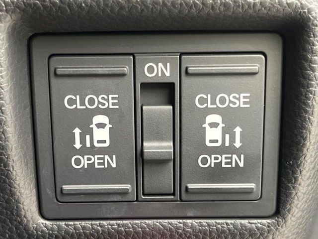メーカーOP【両側パワースライドドア】スマートキーや運転席のスイッチで後席両側スライドドアの開閉が可能♪電動だから力を入れてドアを開ける必要が無く、小さなお子様でも簡単に開け閉めでき快適です♪