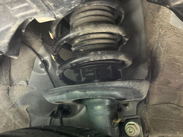 お車を安心してお乗りいただく為には、足回りの定期点検が欠かせません。サービスサポート（有償保証）では無料点検もご提供しており、安心のカーライフをお過ごしいただけるサポート体制が整っています。