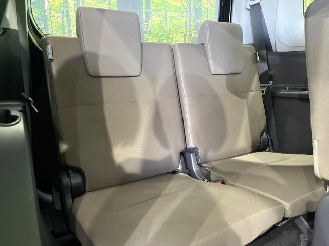 床下収納式のサードシートです。座席部分をコンパクトに収納でき、広大な荷室スペースとしてお使いいただけます！乗車人数や荷物の量など利用シーンに合わせて3列目を有効活用でき、とっても便利♪
