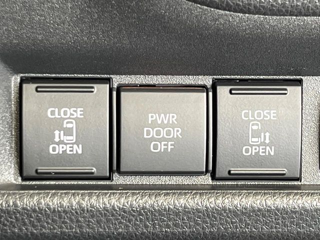 【両側パワースライドドア】スマートキーや運転席のスイッチで後席両側スライドドアの開閉が可能♪電動だから力を入れてドアを開ける必要が無く、小さなお子様でも簡単に開け閉めでき快適です♪