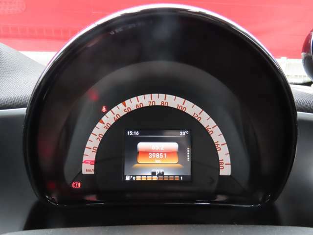半円形のインストルメントクラスターには、車速や警告表示などの運転に必要な情報が瞬時に読み取れるように設計されています。