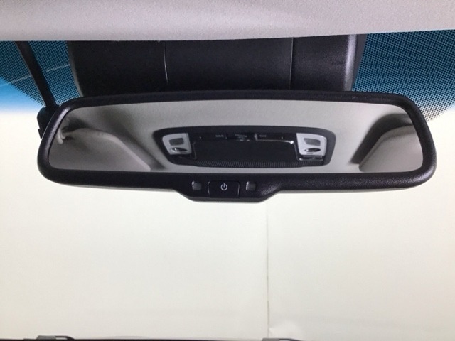 自動防眩ルームミラーが装備されています、トンネルや夜間走行時に後方車両から眩しい光を感知すると自動的にグリーンスモークミラーに切り替わり眩しさを和らげてくれます