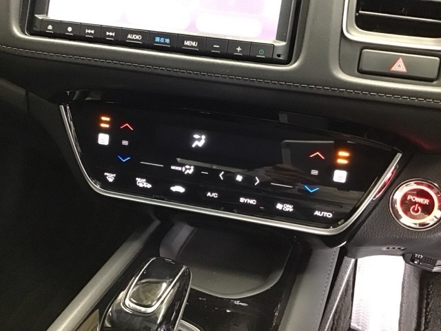 運転席/助手席シートヒーターで寒い日もすぐに温かくなり快適に過ごせます。2段階の温度調整が可能です