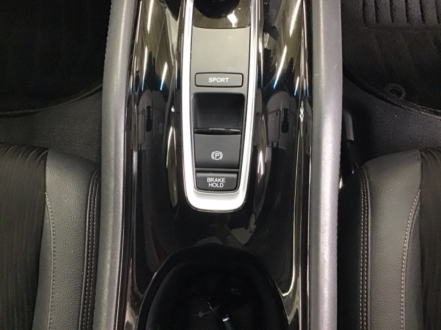 パーキングブレーキはスマートな電子制御式と合わせて渋滞時等にブレーキペダルから足を離しても停車状態を保持してくれるオートブレーキホールド機能で運転が楽になります。スタートはアクセルペダルを踏むだけ