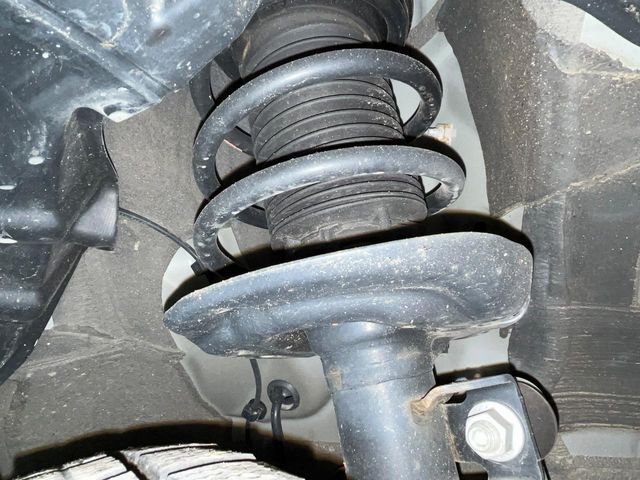 お車を安心してお乗りいただく為には、足回りの定期点検が欠かせません。サービスサポート（有償保証）では無料点検もご提供しており、安心のカーライフをお過ごしいただけるサポート体制が整っています。