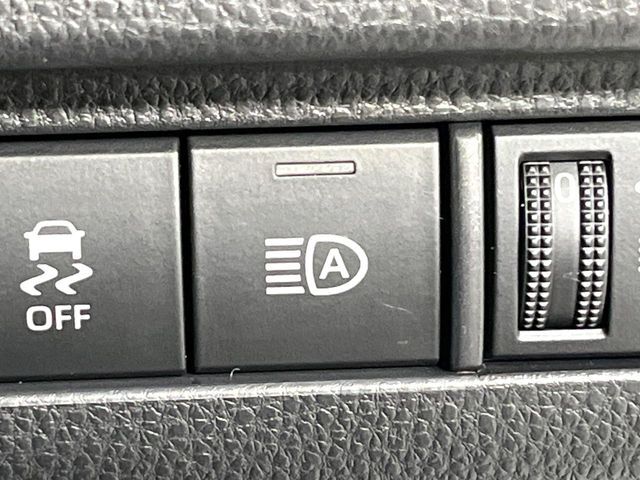 【オートマチックハイビーム】夜間の安全走行に役立つ便利な機能！先行車や対向車を検知し、ハイビームとロービームを自動で切り替えてくれます♪