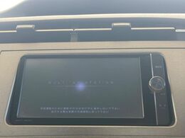 【純正ナビ】人気の純正ナビを装備しております。ナビの使いやすさはもちろん、オーディオ機能も充実！キャンプや旅行はもちろん、通勤や買い物など普段のドライブも楽しくなるはず♪