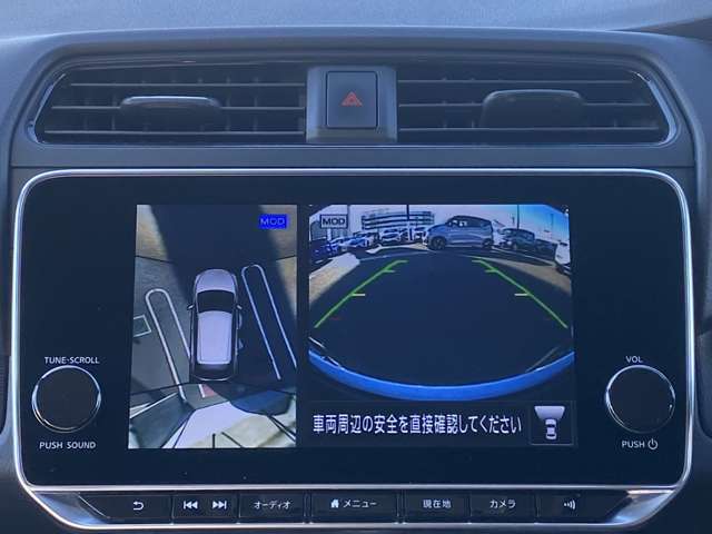 アラウンドビューモニター。上空から見下ろしているような映像で、スムースな駐車をサポートします。