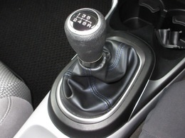 手が届きやすく、操作しやすいフロアシフト☆走りを楽しめる6速マニュアル！貴方の思いのままにシフトチェンジ、1速から6速まで使いこなせたら楽しいですね！