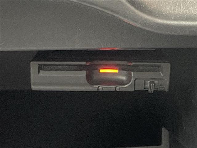 【ETC】有料道路を利用する際に料金所で停止することなく通過できる、ETC車載器（ノンストップ自動料金収受システム機器）が装備されています。セットアップを行うことで利用可能になります。