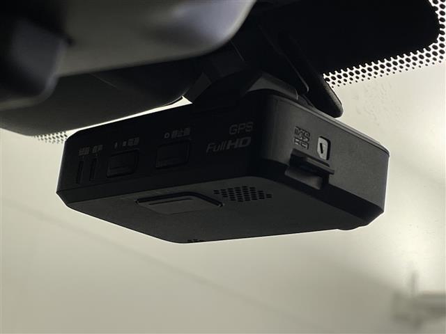 【ETC】有料道路を利用する際に料金所で停止することなく通過できる、ETC車載器（ノンストップ自動料金収受システム機器）が装備されています。セットアップを行うことで利用可能になります。