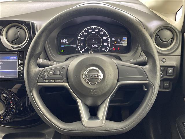 【ステアリング】軽い力で扱いやすいハンドルです。目立つ傷やスレなどなく綺麗な状態です！除菌プランいれていただくとさらに快適に！清潔なお車はお子様にも安心ですね！