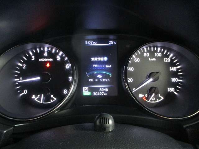アドバンストアシストディスプレイ！センターのデジパネに走行支援やソナー状態が表示されます。メーター類も大きくて見やすいです。