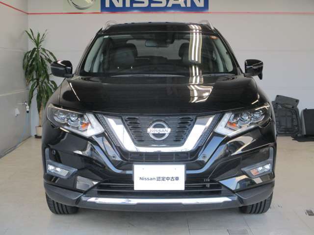 フロントセンサーで前方の車両や歩行者を検知。衝突の可能性が高まるとメーター内のディスプレイ表示やブザーによりドライバーに回避操作を促す。