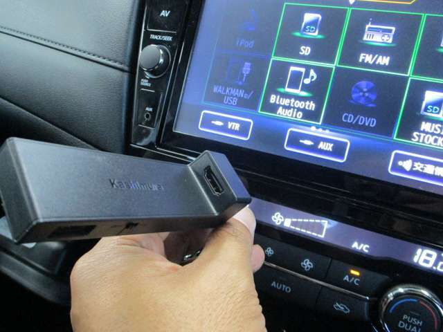 グローブボックス内に、「HDMI」接続用ポートが設置されています。