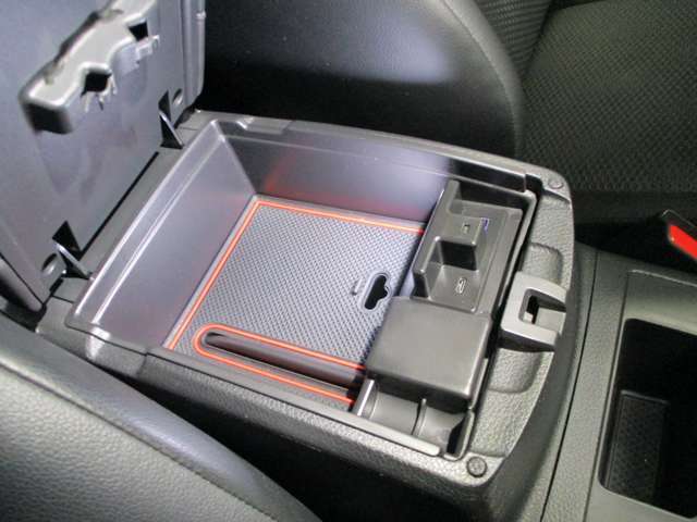 センターコンソールボックス内にAC電源からUSB充電ポート2口（タイプA＆タイプC）がある付属品が設置されています。