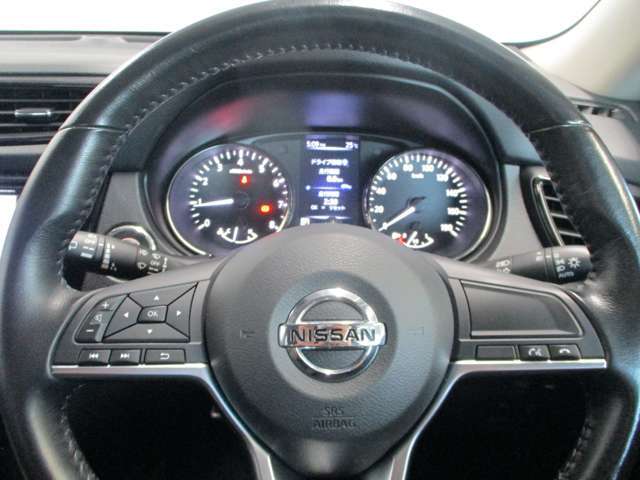 本革巻きステアリング！コントロールスイッチ類も装備されています。