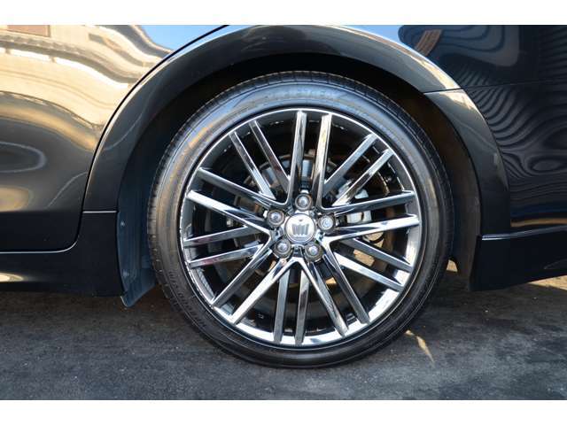 18インチ純正アルミホイール（スパッタリング塗装）