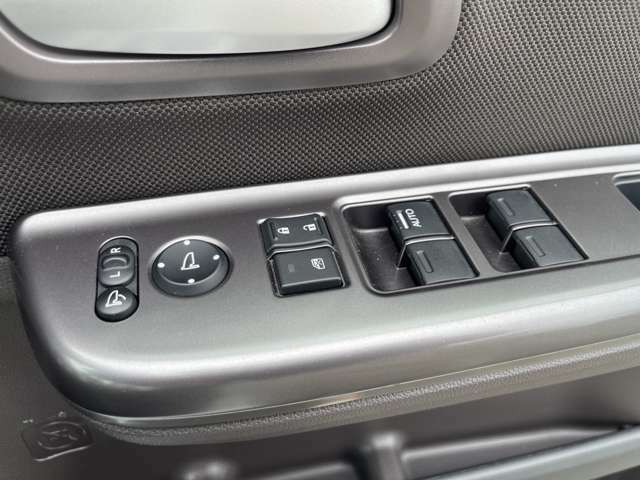 「スイッチ類」電動格納ミラーは当たり前。パワーウィンドーも運転席で操作可能ですね。