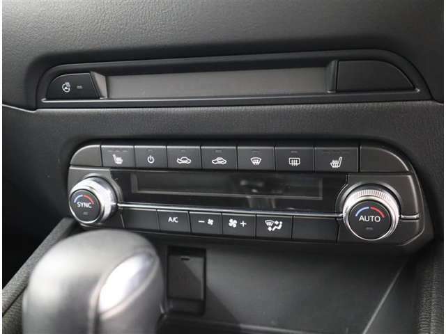 オートエアコン付きなので一度、温度を設定すれば自動的に過ごし易い温度に調整してくれますよ。車内をいつでも快適空間にしてくれます